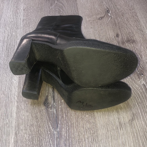 Tod’s Classic Leather Bootie Side Zip Stacked Heel - Picture 4 of 9